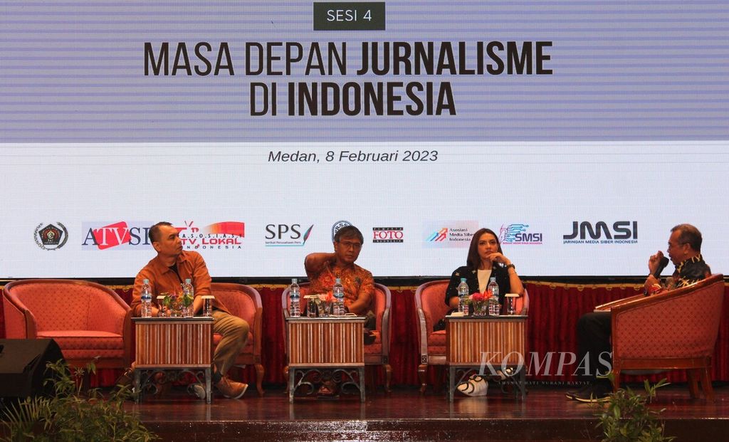 Redaktur Pelaksana Harian <i>Kompas </i>Adi Prinantyo (kiri), Ketua Komisi Hukum dan Perundang-undangan Dewan Pers Arif Zulkifli (kedua dari kiri), dan pendiri Narasi TV Najwa Shihab (kedua dari kanan) menjadi narasumber dalam Konvensi Nasional Media Massa: Peluang di Tahun Menantang pada peringatan Hari Pers Nasional di Medan, Sumatera Utara, Rabu (8/2/2023).