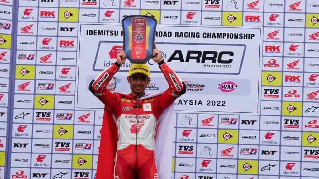 Pebalap Astra Honda Racing Team, Andi Gilang, meraih kemenangan dalam balapan pertama kelas Supersport 600 dalam seri keempat Asia Road Racing Championship di Sirkuit Sepang, Malaysia, Sabtu (8/10/2022).