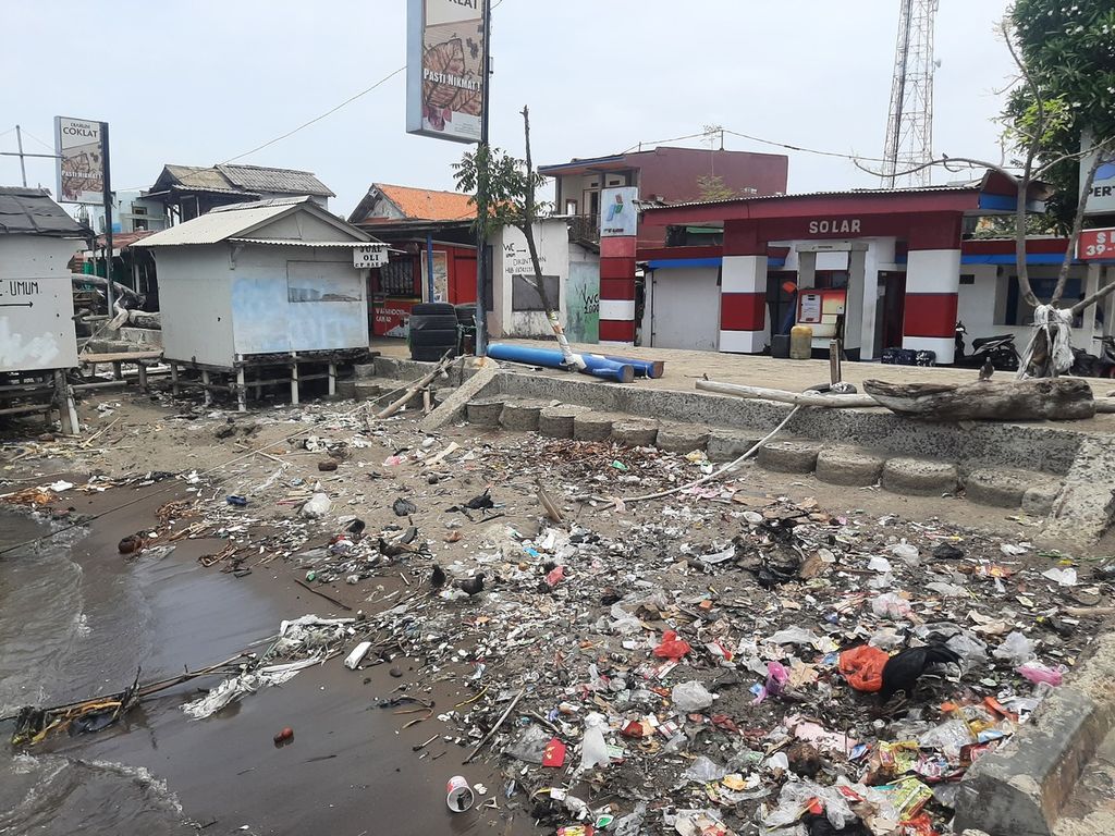 Tumpukan sampah di tepi laut di Desa Tanjung Pasir, Kecamatan Teluknaga, Kabupaten Tangerang, Selasa (25/10/2022).