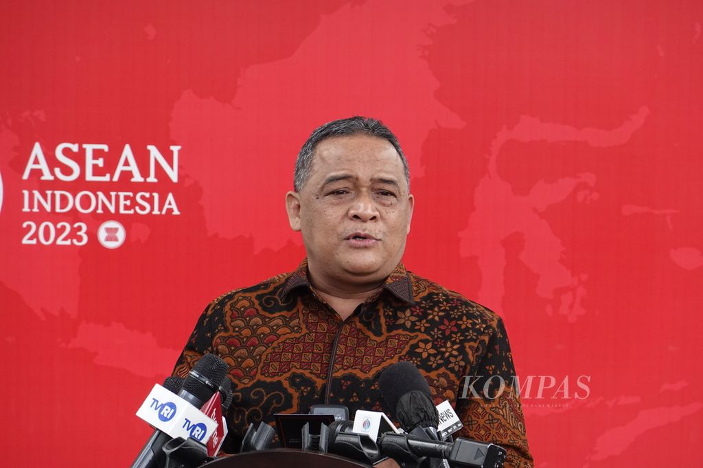 Kepala BP2MI Benny Rhamdani seusai mengikuti rapat terbatas terkait barang impor e-commerce dan barang-barang pengiriman milik pekerja migran Indonesia yang dipimpin Presiden Joko Widodo di Kompleks Istana Kepresidenan Jakarta, Kamis (3/8/2023).