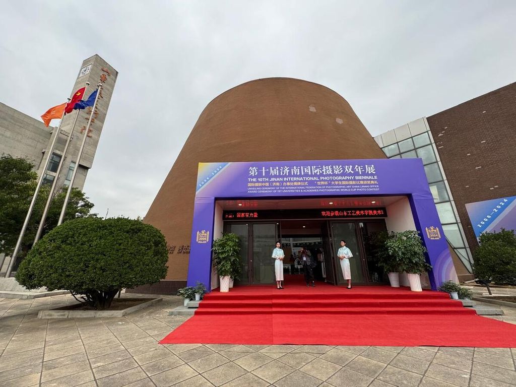 Pintu masuk ke ruang pameran Jinan International Photography Biennale di Universitas Seni dan Desain Shandong, China, Kamis (17/10/2024). 