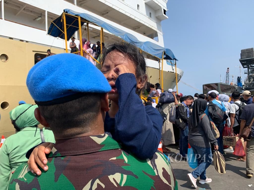 Sebanyak 400 prajurit Kodam XIV Hasanuddin dilepas dari Pelabuhan Soekarno-Hatta, Makassar, Sulawesi Selatan, Selasa (3/12/2019). Mereka akan bergabung dengan pasukan perdamaian UNIFIL selama setahun.