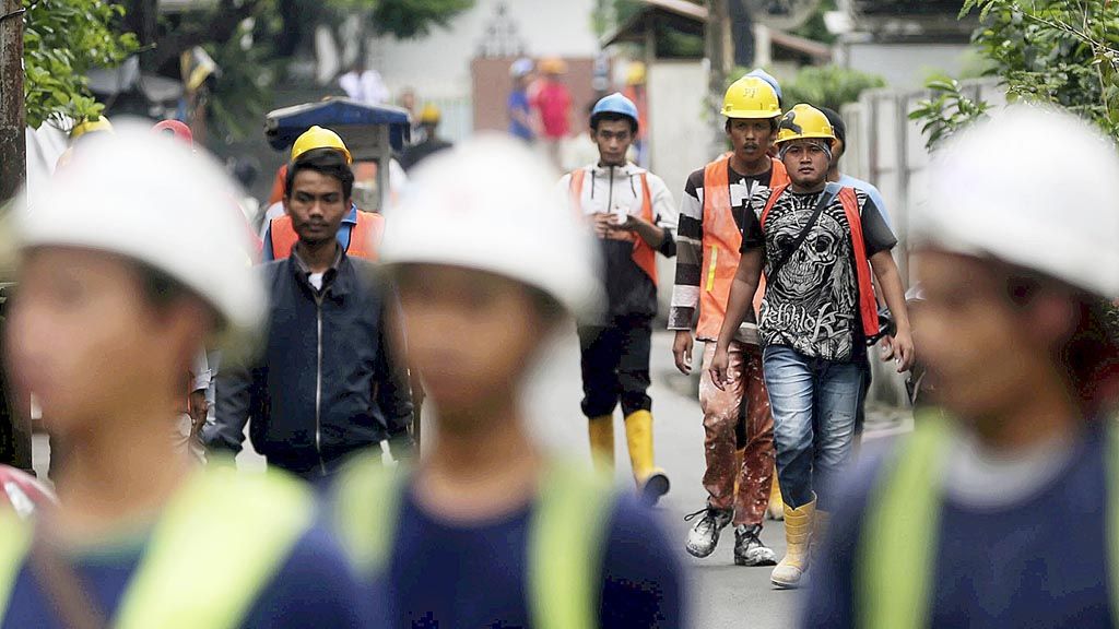 Buruh bangunan menuju tempat kerja seusai istirahat siang di kawasan Setiabudi, Jakarta, Senin (13/11).  Berdasarkan data Badan Pusat Statistik, jumlah penganggur pada Agustus 2017 adalah 7,04 juta jiwa atau 5,5 persen dari jumlah angkatan kerja, atau berkurang 700.000 orang dari jumlah penganggur terbuka pada Agustus 2011 yang mencapai 7,7 juta jiwa.