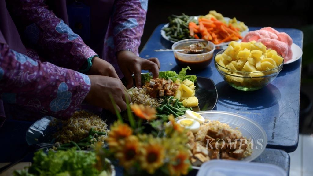 Guru memasak hidangan berbahan sayur dan disiarkan melalui aplikasi Youtube di SMP Lazuardi Kamila GCS, Banjarsari, Solo, Jawa Tengah, pertengahan Oktober 2020.