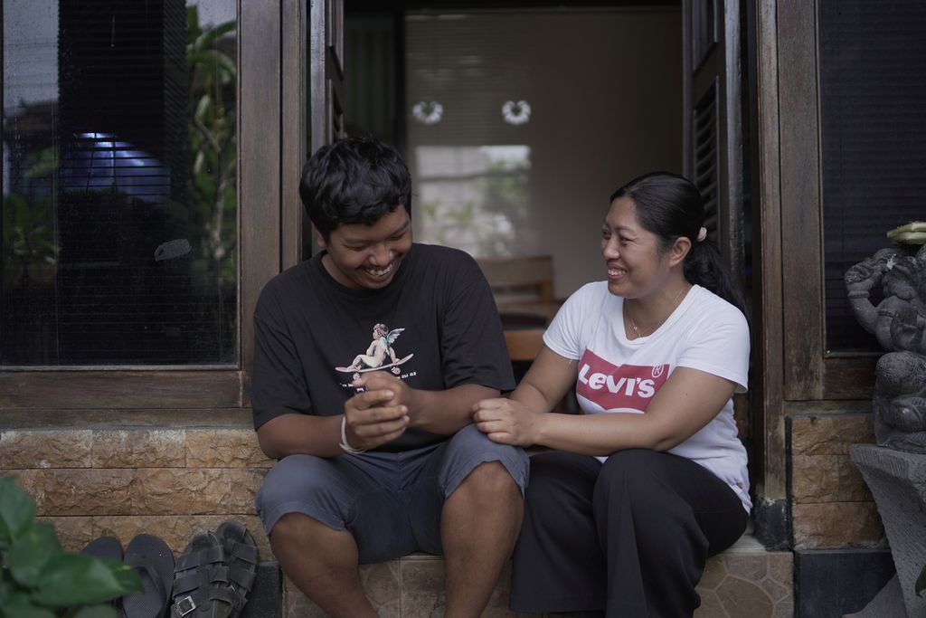 Luh Sudiasih (43) bersama anaknya Yoga, Luh Sudiasih merupakan salah satu WNI yang berhasil dievakuasi pada gelombang pertama dari Ukraina saat ditemui dirumahnya di Kuta Selatan, Bali, Jumat (25/3/2022). 