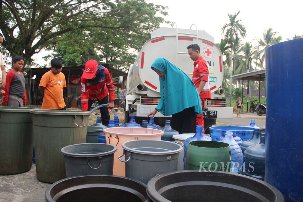 Warga mengantre untuk mendapatkan bantuan air bersih dari Palang Merah Indonesia Kalimantan Barat di Desa Rasau Jaya Umum, Kecamatan Rasau Jaya, Kabupaten Kubu Raya, Kalbar, Selasa (5/9/2023).