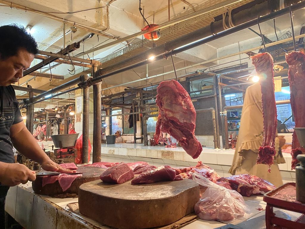 A trader prepares beef cuts since dawn at the Kramat Jati Main Market, East Jakarta (13/3/2023). Meat prices ahead of the fasting month are at Rp. 130,000 to Rp. 140,000 per kilogram for deep-cut beef. Meanwhile, imported beef is sold at prices starting at IDR 120,000 per kilogram.