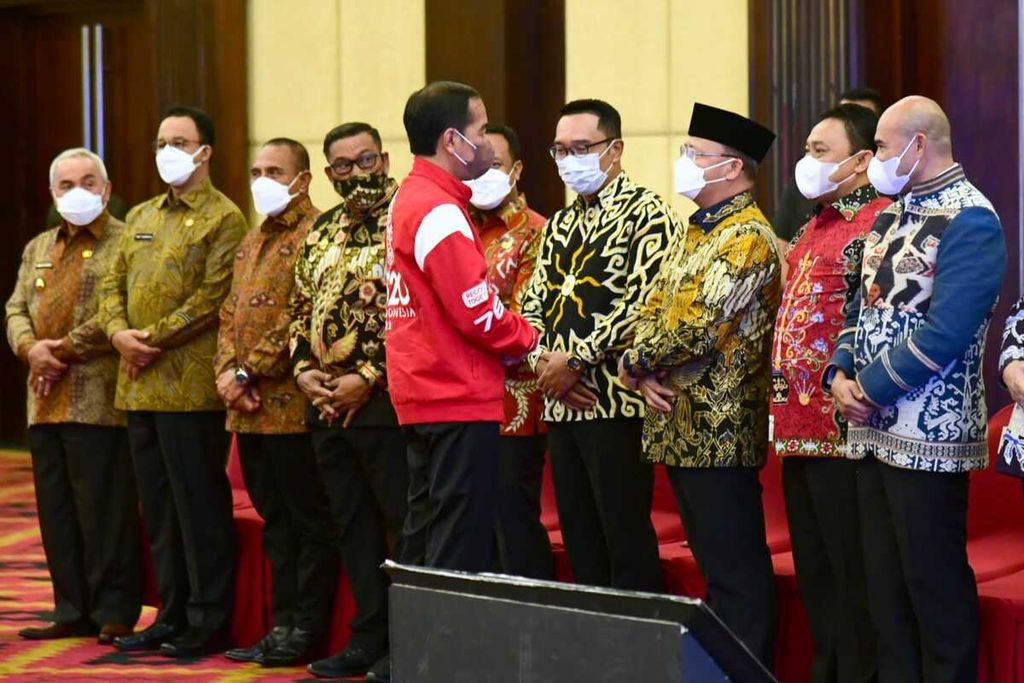Presiden Joko Widodo pada acara pengarahan kepada para gubernur seluruh Indonesia di Hotel Novotel, Balikpapan, Kalimantan Timur, Minggu (13/3/2022).