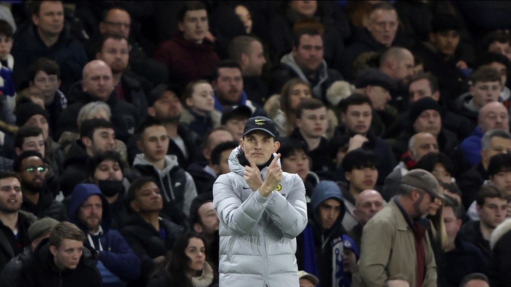 Manajer Chelsea Thomas Tuchel, memberi isyarat kepada pemainnya dari tepi lapangan saat menjamu Lille pada pertandingan pertama babak 16 besar Liga Champions di Stadion Stamford Bridge, London, Inggris, Rabu (23/2/2022) dini hari WIB.