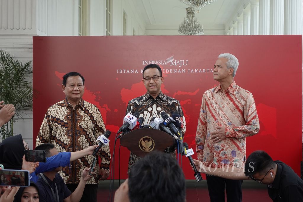 Tiga calon presiden yang akan maju pada Pemilihan Presiden 2024, dari kiri ke kanan, Prabowo Subianto, Anies Baswedan, dan Ganjar Pranowo, saat memberikan keterangan kepada awak media di Kompleks Istana Kepresidenan Jakarta, Senin (30/10/2023).