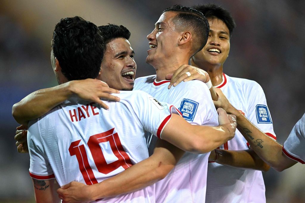 Para pemain Indonesia merayakan gol ke gawang Vietnam saat laga kualifikasi Piala Dunia 2026 di Stadion My Dinh, Hanoi, Selasa (26/3/2024). Indonesia menang 3-0.