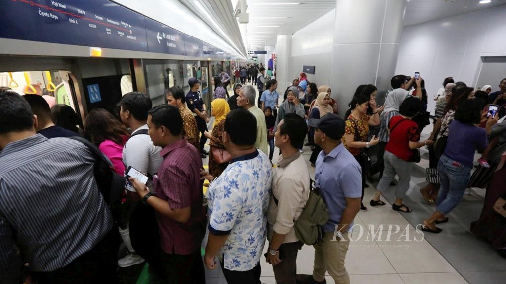 Ilustrasi: Penumpang mengantre untuk keluar dan masuk moda raya terpadu MRT di Stasiun Bundaran HI, Jakarta Pusat, Kamis (28/3/2019). 