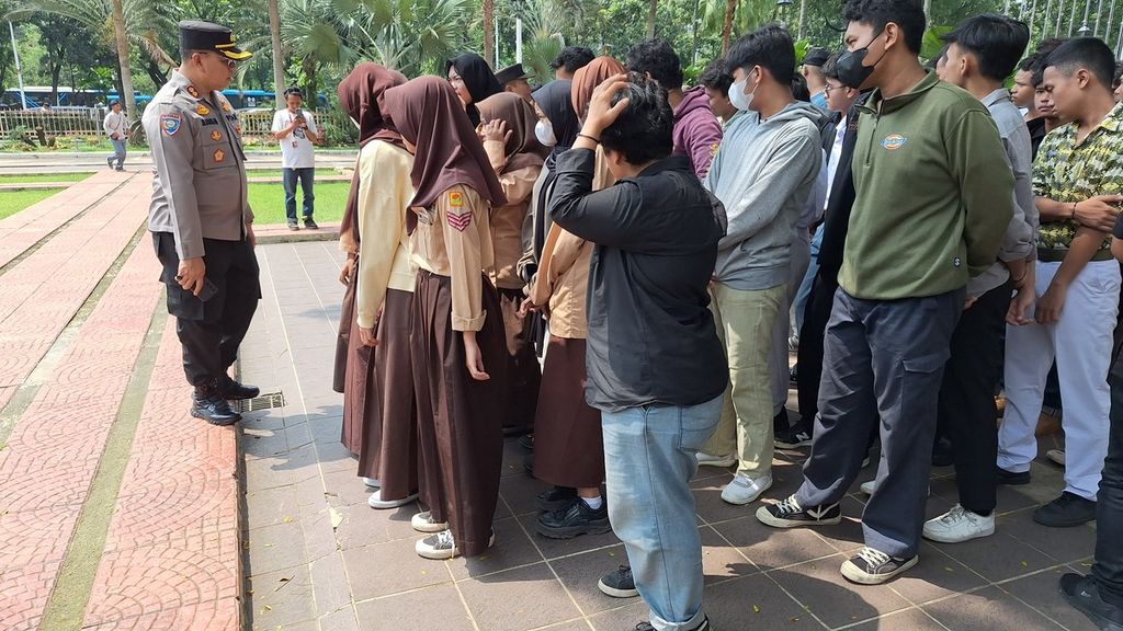 Aksi konvoi kelompok remaja berujung pengarahan di Balai Kota Jakarta, Rabu (3/4/2024).