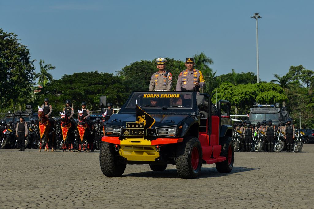Kepala Polisi Jenderal (Pol) Listyo Sigit Prabowo (kanan) didampingi Pemimpin upacara Apel Operasi Ketupat 2023 Brigadir Jenderal (Pol) Ery Nursatari di kawasan Monas, Jakarta Pusat, Senin (17/4/2023). 