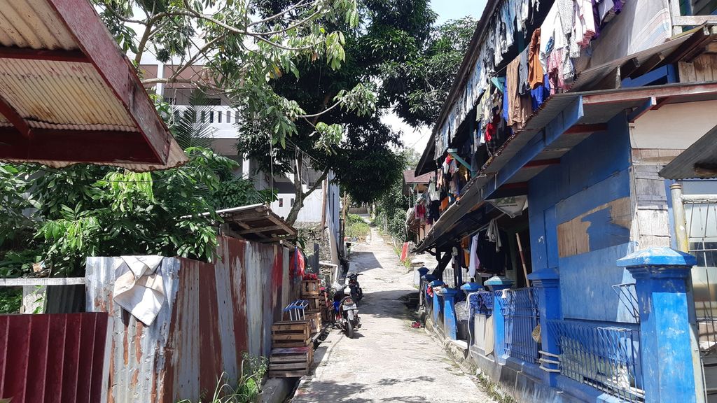 Gang di salah satu permukiman di Kelurahan Sempaja Selatan, Kecamatan Samarinda Utara, Kota Samarinda, pada pertengahan Desember 2023. Gang itu tempat terungkapnya rencana kecurangan Pemilu 2019 dengan menyalahgunakan surat pemberitahuan pemungutan suara yang tidak terpakai.