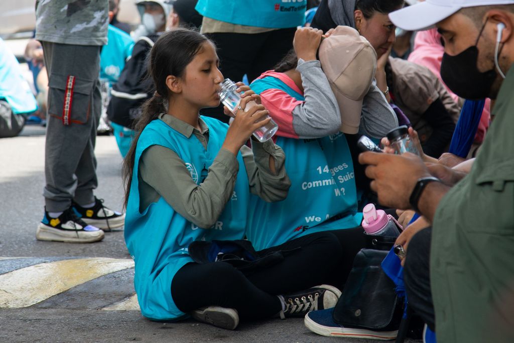 Seorang anak pencari suaka asal Afghanistan menenggak air minum saat demonstrasi di dekat kantor Organisasi Internasional untuk Migrasi (IOM), Batam, Kepulauan Riau, Januari 2022. 