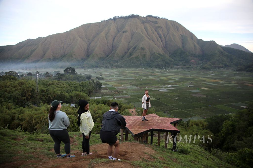 Wisatawan dari Malaysia berfoto di Bukit Selong, Sembalun, Lombok Timur, Nusa Tenggara Barat, Jumat (22/12/2023). 