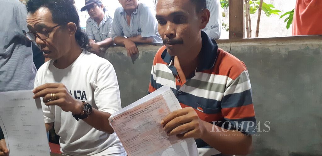 Ketua FKKJ Sondi Silalahi, Minggu (7/4/2019), di Jatimulya, Tambun Selatan, Kabupaten Bekasi, menunjukkan surat Pajak Bumi dan Bangunan dari salah satu tanah warga yang akan dibangun Depo LRT.