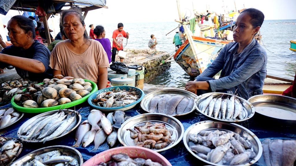 Aktivitas jual beli ikan di Pasar Gudang Lelang, Kecamatan Teluk Betung Selatan, Kota Bandar Lampung, Lampung, akhir Juli 2018.