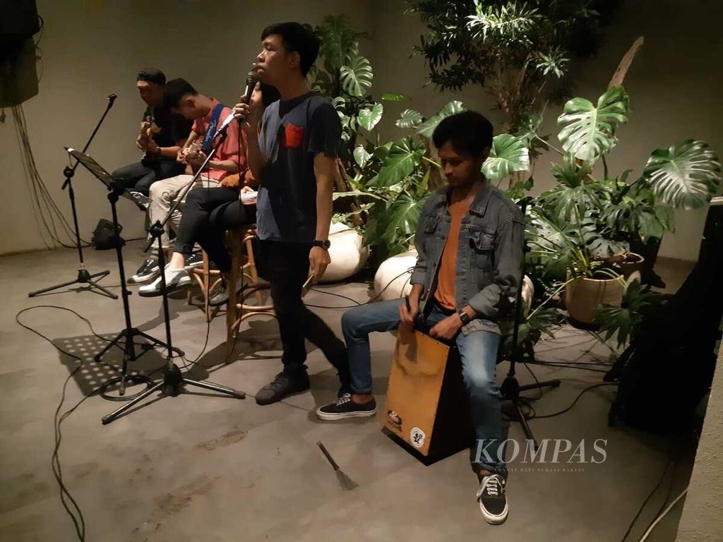 Beberapa musisi menghibur pengunjung Masa by Kedai Nyonya Rumah, Jalan Trunojoyo, Bandung, Jawa Barat, Rabu (18/5/2022).
