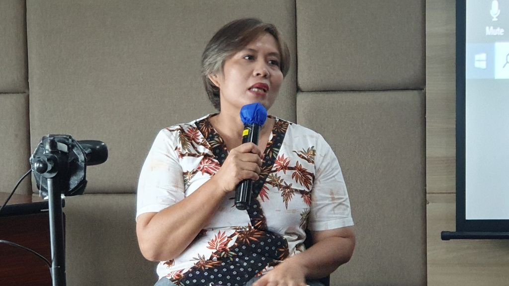 Aktivis buruh Nining Elitos menjelaskan potensi dampak UU Cipta Kerja terhadap masyarakat desa dan buruh dalam peluncuran buku modul untuk rakyat berjudul <i>Memahami dan Melawan Omnibus Law UU Cipta Kerja</i> di Jakarta, Jumat (24/3/2023).