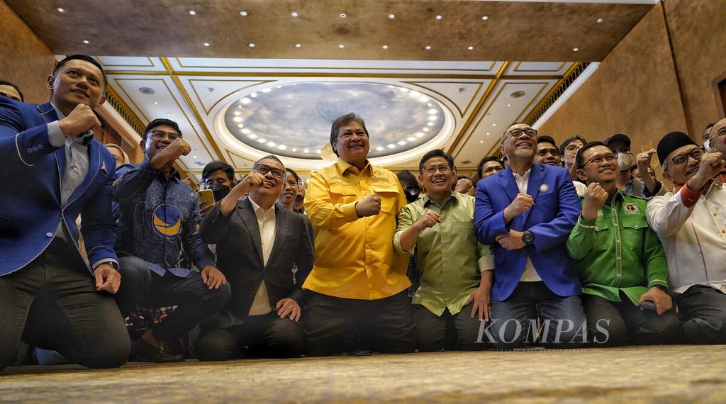 Pimpinan partai politik parlemen berfoto bersama seusai berkumpul di Hotel Dharmawangsa, Jakarta Selatan, Minggu (8/1/2023). Sebanyak delapan partai politik parlemen menyatakan penolakan penerapan sistem proporsional tertutup dalam Pemilu 2024. 