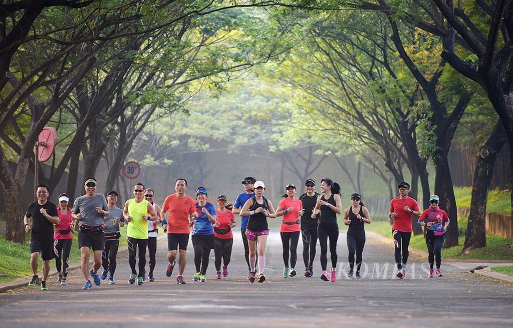 Komunitas Lari Run for Indonesia (RFI) Serpong berlatih rutin di kawasan Bumi Serpong Damai,  Tangerang, Banten, Sabtu (2/9). Lari kini menjadi bagian dari gaya hidup sehat masyarakat urban.