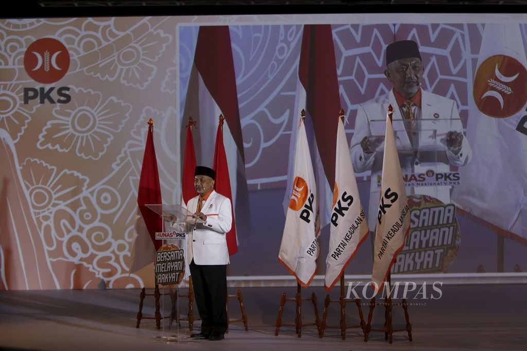 Presiden PKS Periode 2020-2025 Ahmad Syaikhu menyampaikan pidato dalam Musyarah Nasional ke-V PKS di Bandung, Jawa Barat, Minggu (29/11/2020).