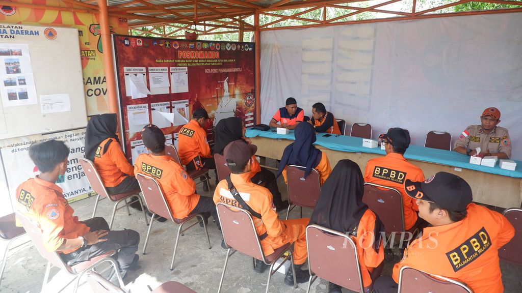 Anggota Badan Penanggulangan Bencana Daerah (BPBD) Provinsi Kalimantan Selatan berkoordinasi di posko induk penanggulangan bencana kabut asap akibat kebakaran hutan dan lahan di Kota Banjarbaru, Jumat (2/6/2023). 