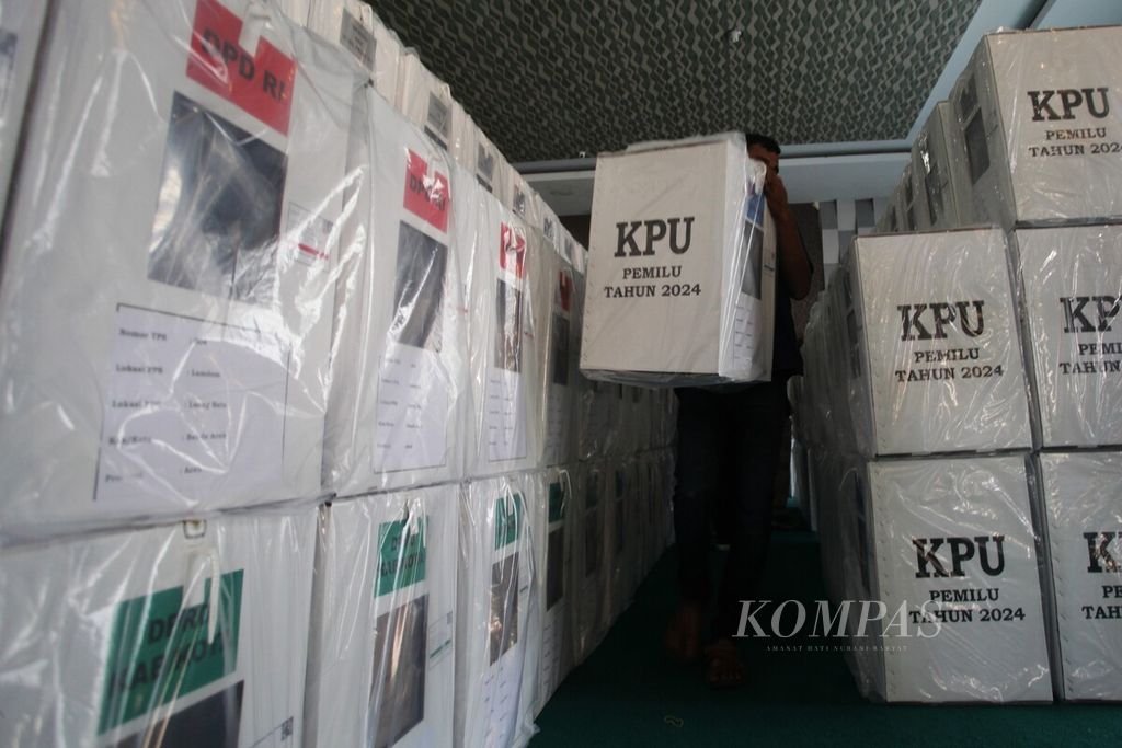 Petugas membawa kotak suara untuk didistribusikan ke TPS-TPS di Kota Banda Aceh, Provinsi Aceh, Selasa (13/2/2024).