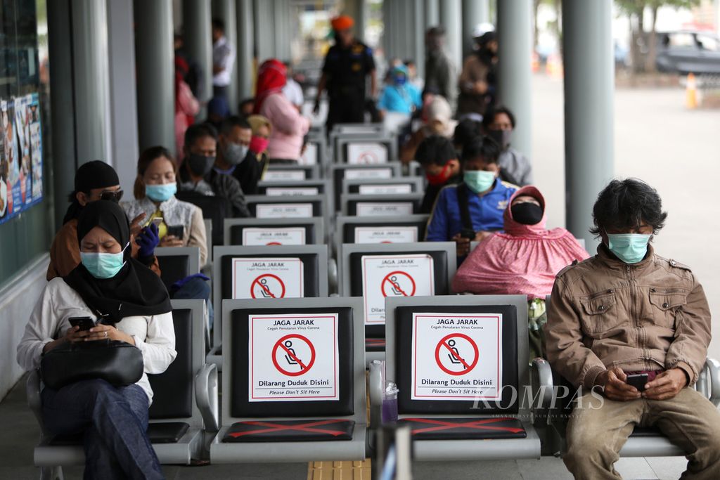 Calon penumpang kereta menunggu antrean untuk membatalkan tiket dan mendapatkan pengembalian dana pembelian tiket di Stasiun Pasar Senen, Jakarta, Jumat (24/4/2020). 