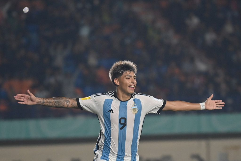 Pemain Argentina Agustin Ruberto melakukan selebrasi usai mencetak gol ke gawang Venezuela saat laga 16 besar Piala Dunia U-17 2023 di Stadion Si Jalak Harupat, Kabupaten Bandung, Jawa Barat, Selasa (21/11/2023). Argentina menang 5-0. 