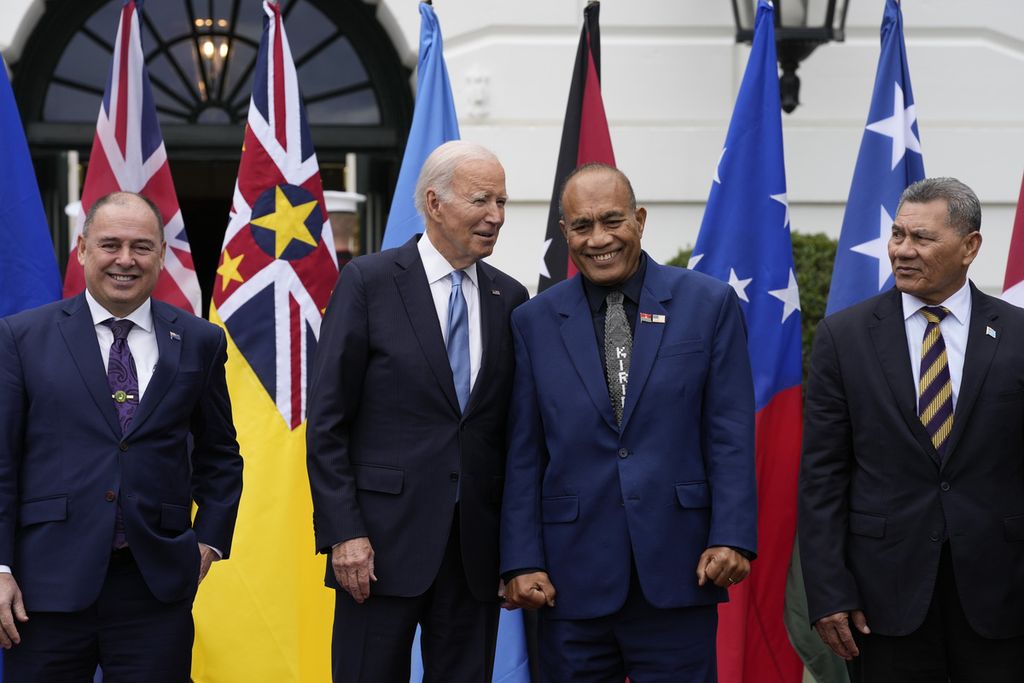 Presiden Amerika Serikat Joe Biden (kedua dari kiri) berbincang dengan Presiden Kiribati Taneti Maamau (kedua dari kanan), disaksikan oleh Perdana Menteri Tuvalu Kausea Natano (kanan) dan Perdana Menteri Kepulauan Cook Mark Brown, saat bertemu di Gedung Putih, 25 September 2023. Negara-negara di Kepulauan Pasifik menjadi perebutan pengaruh antara AS dan sekutunya dengan China.  
