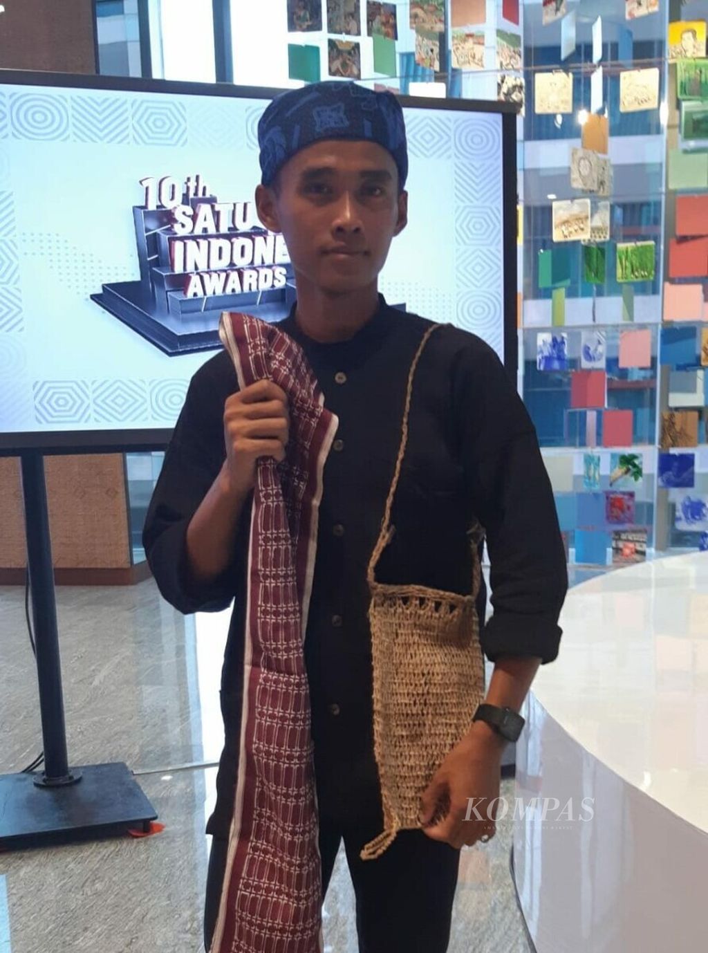Narman, founder of the Baduy Craft label, in Jakarta, on Monday (11/3/2019). Narman is a young Baduy who sells handicrafts from Baduy craftsmen online