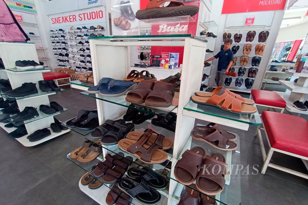 Pramuniaga berada di antara koleksi sepatu dan sandal yang dijual toko sepatu Bata di Jalan Gajah Mada, Kota Semarang, Jawa Tengah, Senin (6/5/2024). PT Sepatu Bata telah mengumumkan penutupan pabriknya di Purwakarta, Jawa Barat, setelah beberapa tahun ini mengalami penurunan penjualan. Jenama sepatu legendaris yang dikenal dengan kualitasnya yang kuat dan tahan lama tersebut harus bersaing dengan beragam produk lain. 