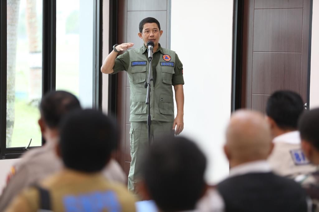 Kepala BNPB Letjen Suharyanto memberikan arahan dalam rapat bencana longsor Pulau Serasan bersama anggota forkopimda di Ranai, Kabupaten Natuna, Kepulauan Riau, Selasa (7/3/2023).
