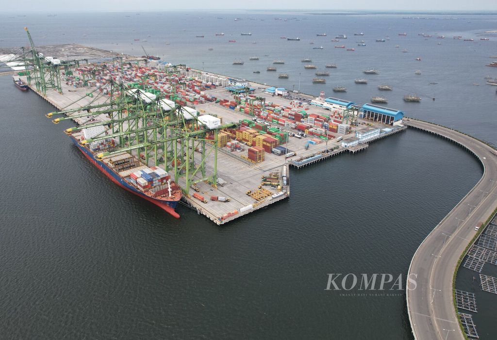 Loading and unloading activities of containers onto and off cargo ships at the New Priok Container Terminal 1, North Jakarta, on Friday (23/2/2024). The Central Statistics Agency noted that Indonesia's export in January 2024 was 20.53 billion US dollars, a decrease of 8.34 percent compared to the previous month. Meanwhile, the value of imports in January 2024 was 18.51 billion US dollars, a decrease of 3.13 percent compared to December 2023.