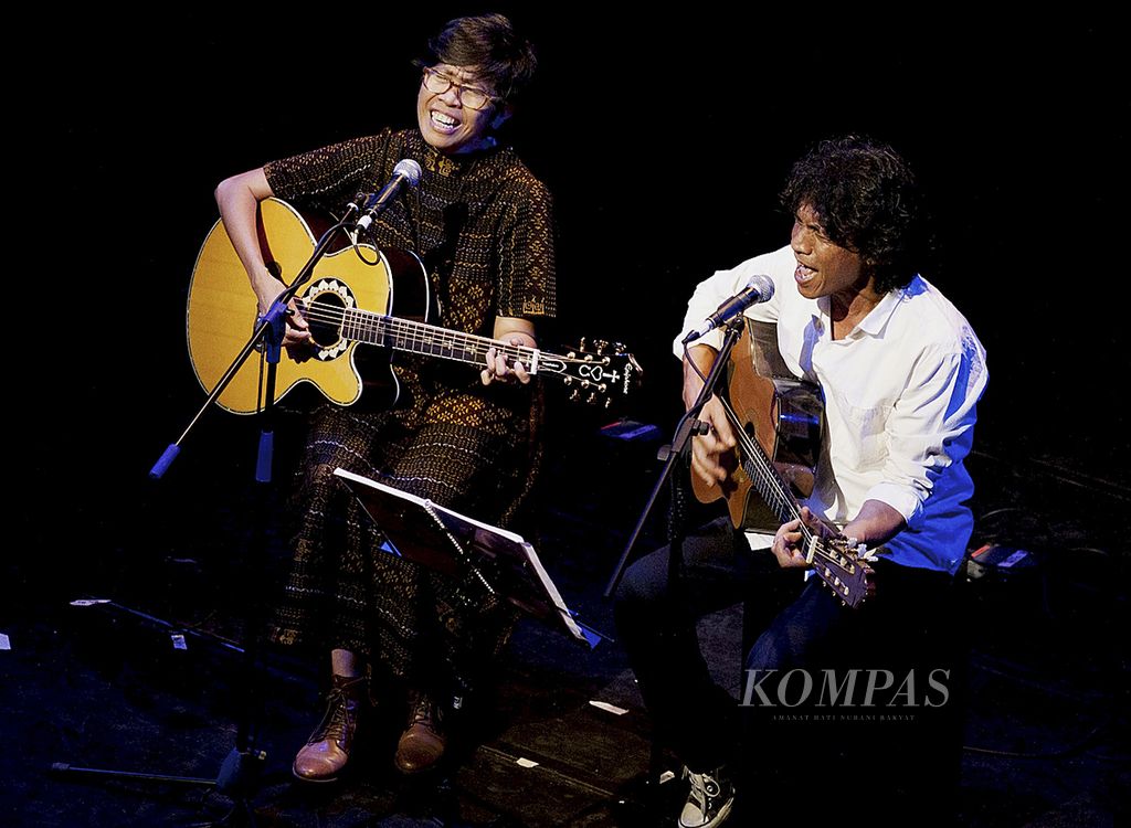 Reda Gaudiamo (kiri) saat tampil bersama Ari Malibu (almarhum) pada pertunjukkan Untuk Sapardi di Teater Kecil Taman Ismail Marzuki, Jakarta, 21 Agustus 2016.  