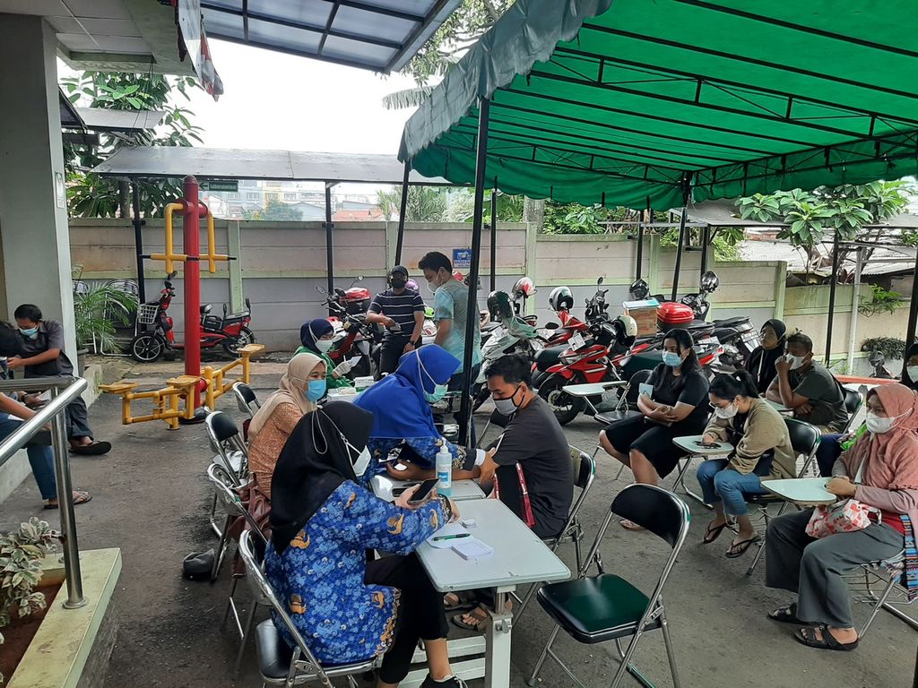 Masyarakat menunggu giliran vaksinasi Covid-19 di Puskesmas Larangan Utara, Kota Tangerang, Banten, Kamis (10/11/2022).