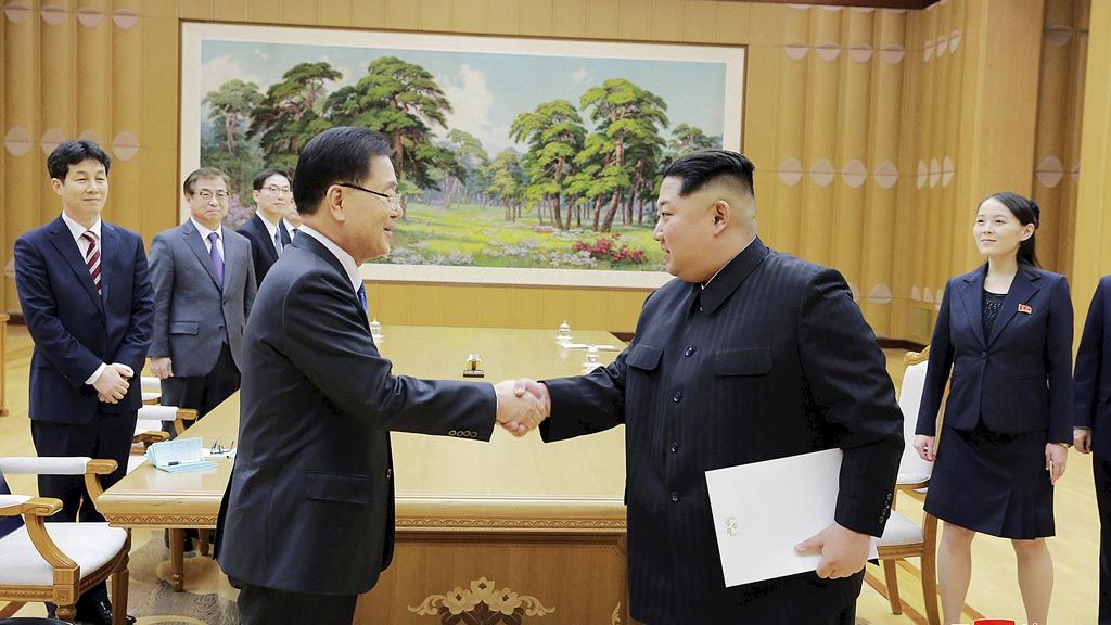 Pemimpin Korea Utara  Kim Jong Un berjabat tangan dengan Kepala Keamanan Nasional Korea Selatan Chung Eui-yong, Selasa (6/3), yang memimpin  delegasi khusus Presiden Korea Selatan. Seoul mengajak Pyongyang untuk meredakan ketegangan di kawasan.