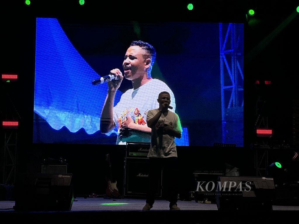 Chiro Mc tampil membawakan lagu "Adil Untuk Bumi" di Pesta Rakyat Flobamoratas di Kupang, NTT, Jumat (3/11/2023).
