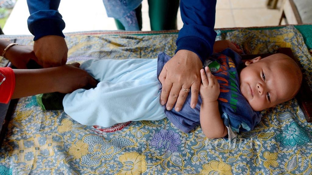 Petugas mengukur tinggi badan bayi di posyandu Kampung Dadap Meteseh, Kecamatan Tembalang, Kota Semarang, Jawa Tengah, Rabu (16/1/2019). Posyandu masih memegang peranan di kawasan pelosok dalam memberikan layanan kesehatan dan gizi bagi anak. 