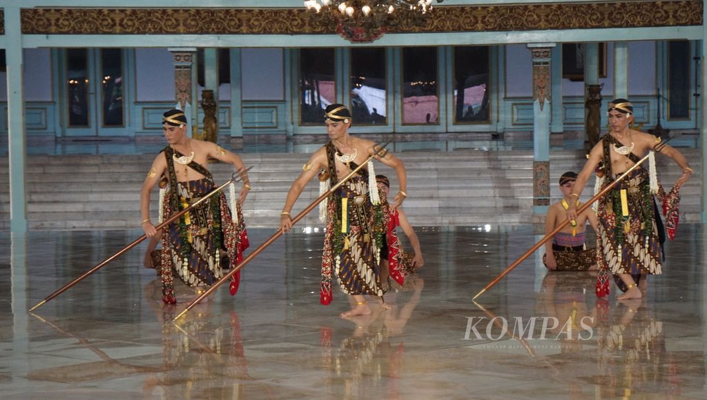 Para penari menampilkan tarian bedaya bertajuk ”Diradameta” di Pura Mangkunegaran, Kota Surakarta, Jawa Tengah, Minggu (28/4/2024). 