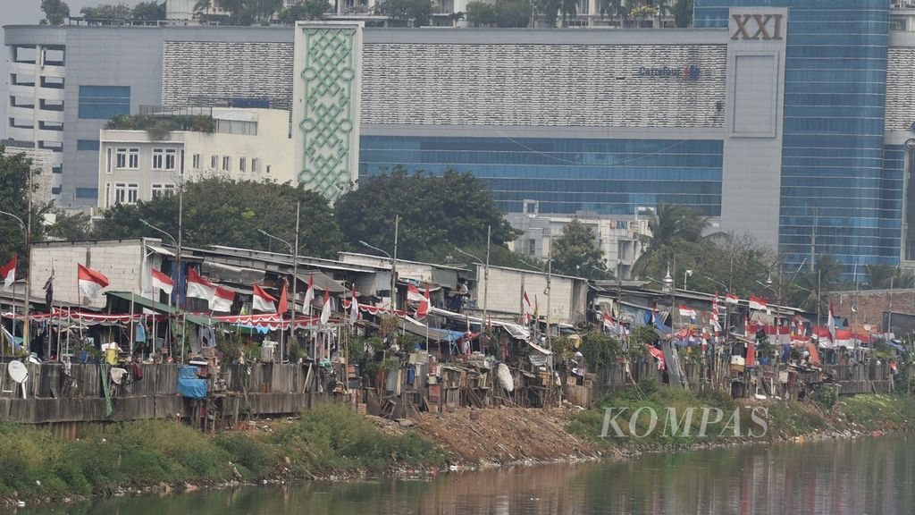 Deretan bendera merah putih menghiasi permukiman padat penduduk di Kelurahan Angke, Tambora, Jakarta Barat, Sabtu (8/8/2020). 