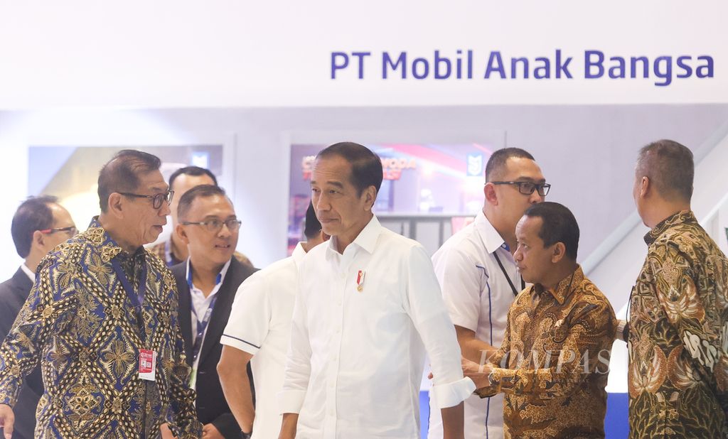 Presiden Joko WIdodo mengunjungi Periklindo Electric Vehicle Show (PEVS) yang berlangsung di Jiexpo, Kemayoran, Jakarta, Jumat (3/5/2024). Presiden didampingi Menteri Perindustrian Agus Gumiwang Kartasasmita (kanan), Menteri Investasi/Kepala Badan Koordinasi Penanaman Modal (BKPM) Bahlil Lahadalia (kedua dari kanan), serta Kepala Staf Kepresidenan (KSP) Moeldoko (kelima dari kanan). Dalam kunjungannya, Presiden Jokowi mengatakan, pameran tersebut dapat menjaga ekosistem kendaraan listrik dalam rangka mempercepat terwujudnya industri hijau di Tanah Air. 