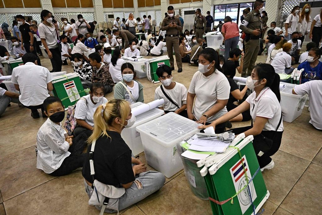 Relawan pemilu mengecek surat suara dan perlengkapan pemungutan suara sebelum didistribusikan ke tempat pemungutan suara di Bangkok, Thailand, 13 Mei 2023. (Photo by Lillian SUWANRUMPHA / AFP)