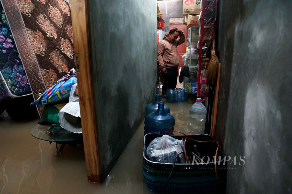 Kondisi salah satu rumah warga yang terdampak bencana banjir di Kelurahan Joyotakan, Kecamatan Serengan, Kota Surakarta, Jawa Tengah, Jumat (17/2/2023). 