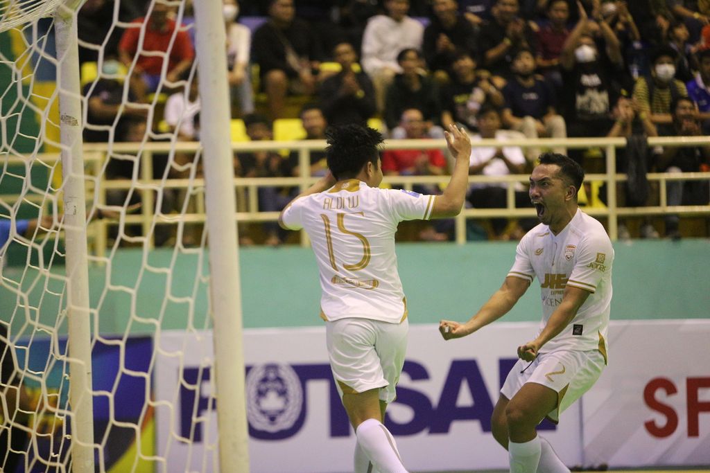 Dua pemain Cosmo JNE FC merayakan gol mereka ke gawang Sadakata FC dalam seri pertama Liga Futsal Profesional Indonesia musim 2023 di GOR POPKI, Cibubur, Jakarta, Sabtu (7/1/2023). Cosmo JNE FC mampu mengumpulkan tiga poin pada pertandingan pertamanya.