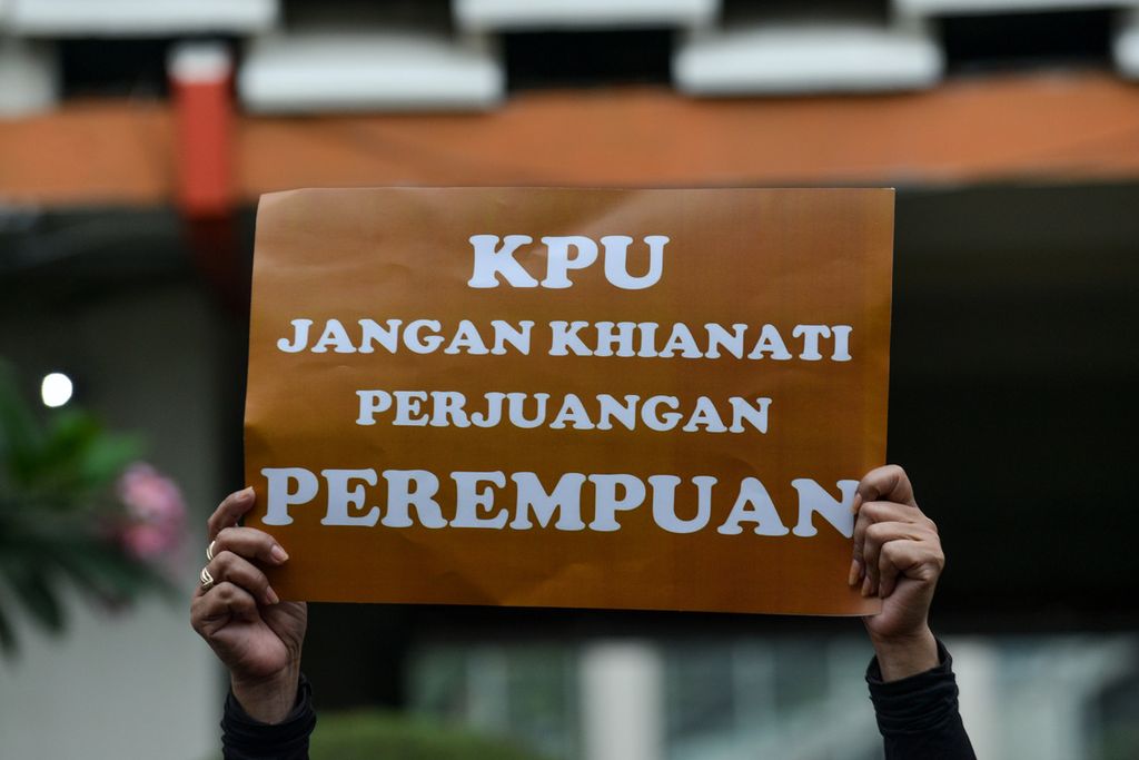Peserta aksi mengangkat poster berisi pesan penolakan terhadap Peraturan Komisi Pemilihan Umum (PKPU) Nomor 10 Pasal 8 di kompleks Badan Pengawas Pemilu (Bawaslu), Jakarta Pusat, Senin (8/4/2023). 