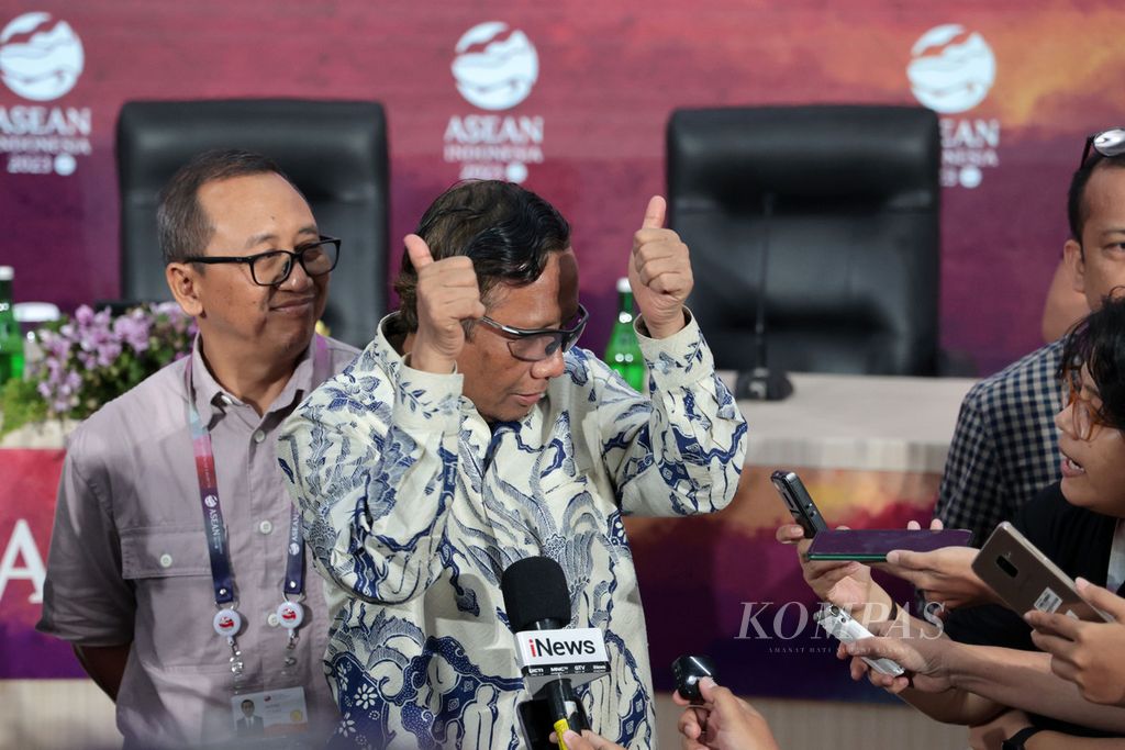 Menko Polhukam Mahfud MD menjawab pertanyaan wartawan seusai meninjau pusat media Konferensi Tingkat Tinggi Ke-42 ASEAN yang berlokasi di Hotel Bintang Flores, Labuan Bajo, Kabupaten Manggarai Barat, Provinsi Nusa Tenggara Timur, Selasa (9/5/2023). 